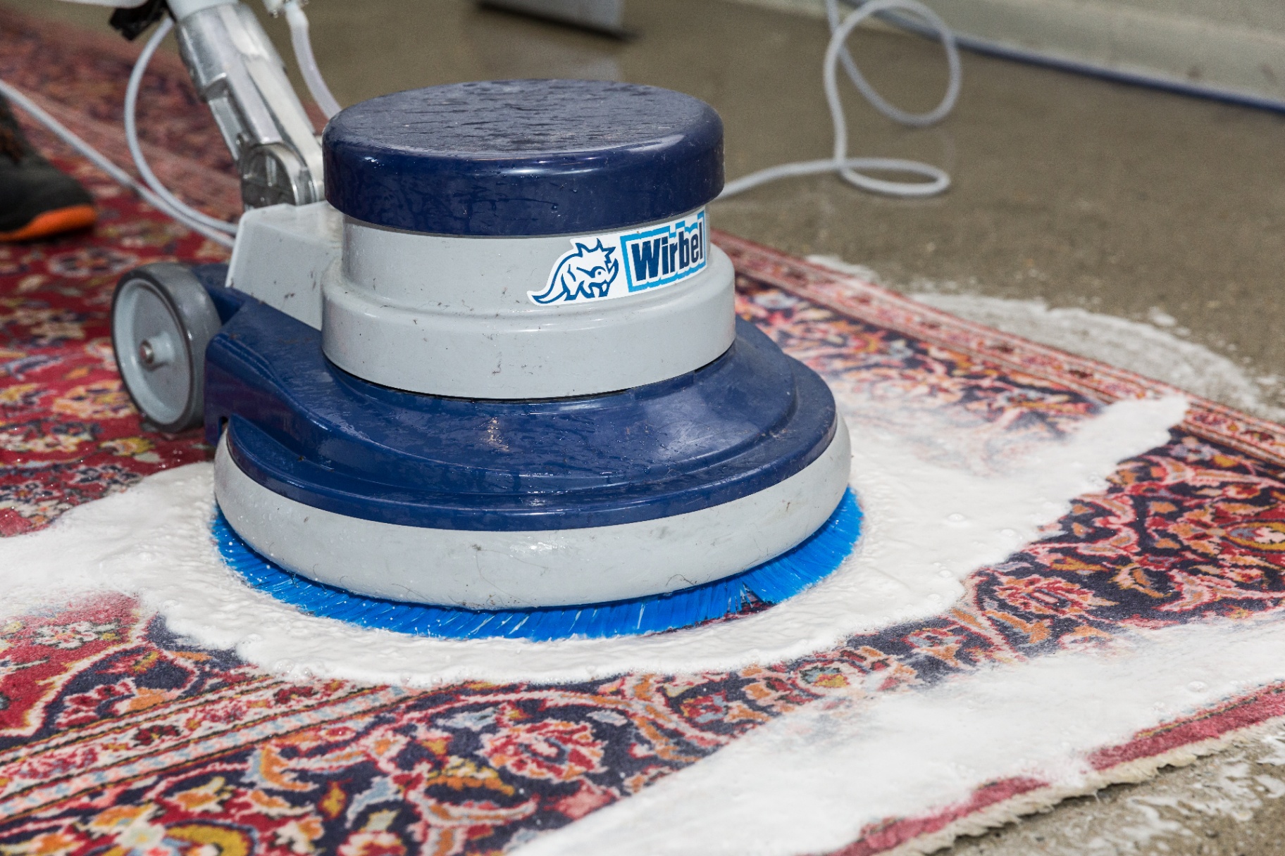 Schamponieren mit rotierender Drehbürste – Teppichreinigung Khodai Graz